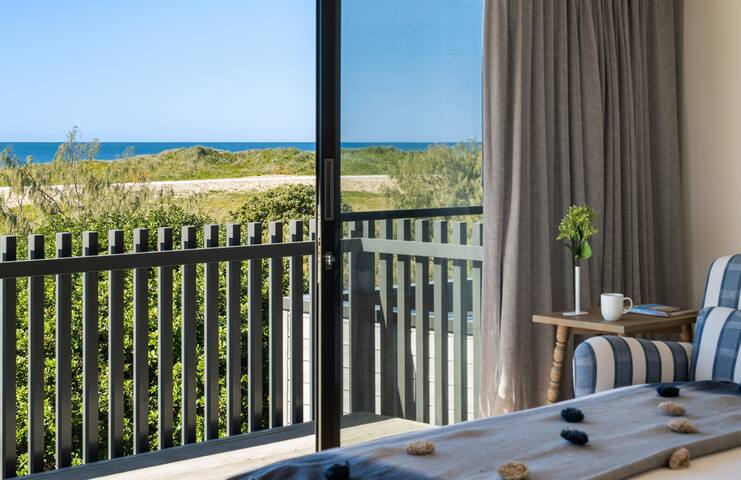 Oceanic House: Award-Winning Beachfront Luxury gallery image 5