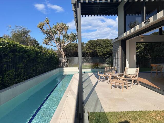 Oceanic House: Award-Winning Beachfront Luxury gallery image 4