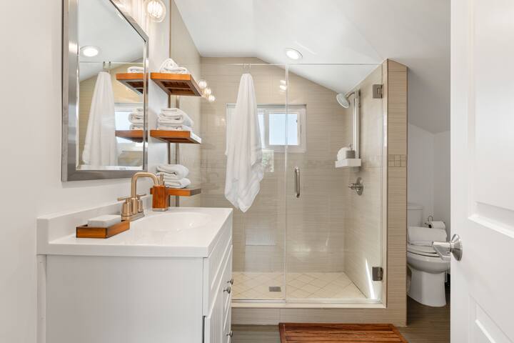 Spacious Westchester/PDR Home 5BR/4Bath Patio BBQ gallery image 4