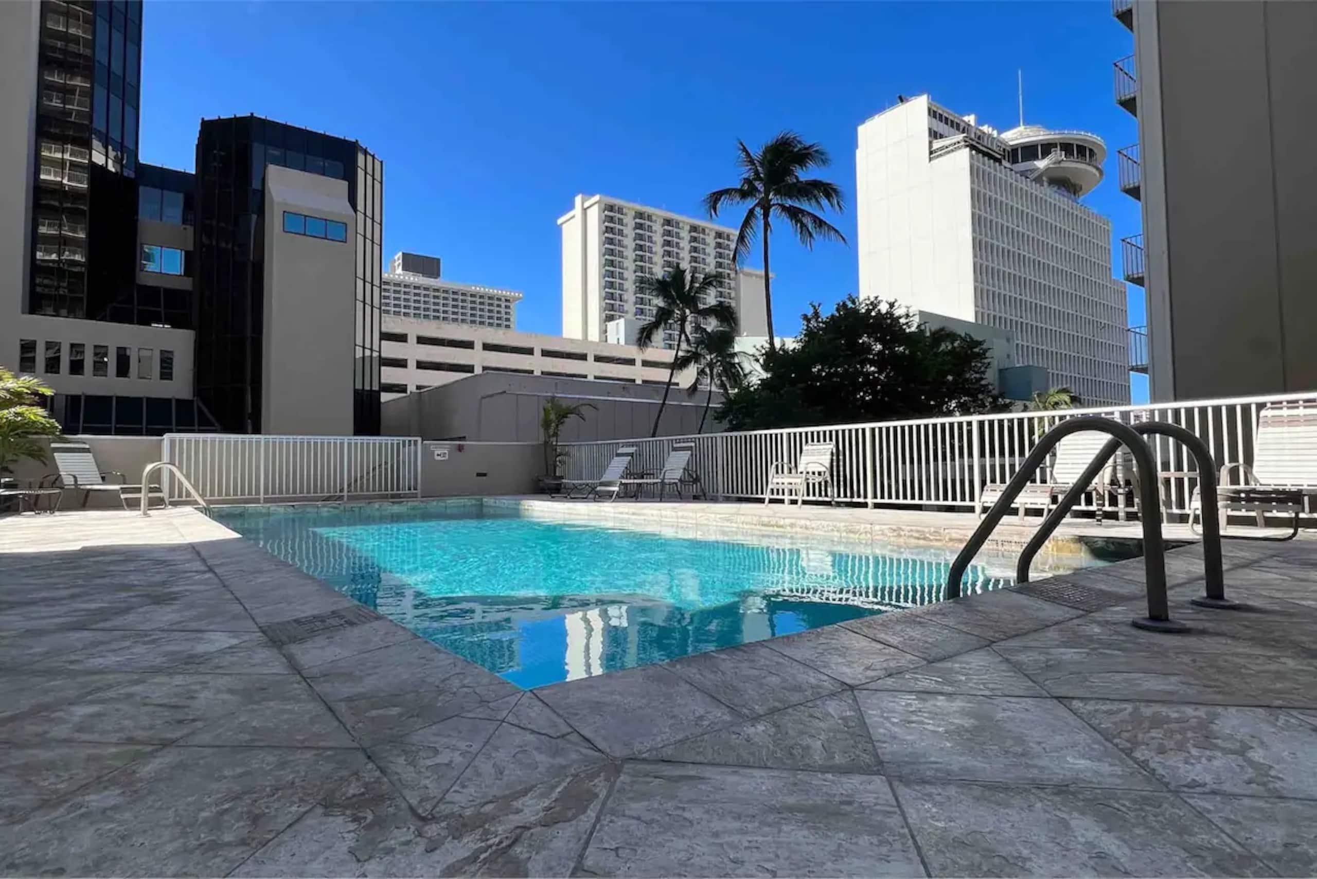 Uncle Richard's Waikiki Beach Studio w/Parking - Image 18