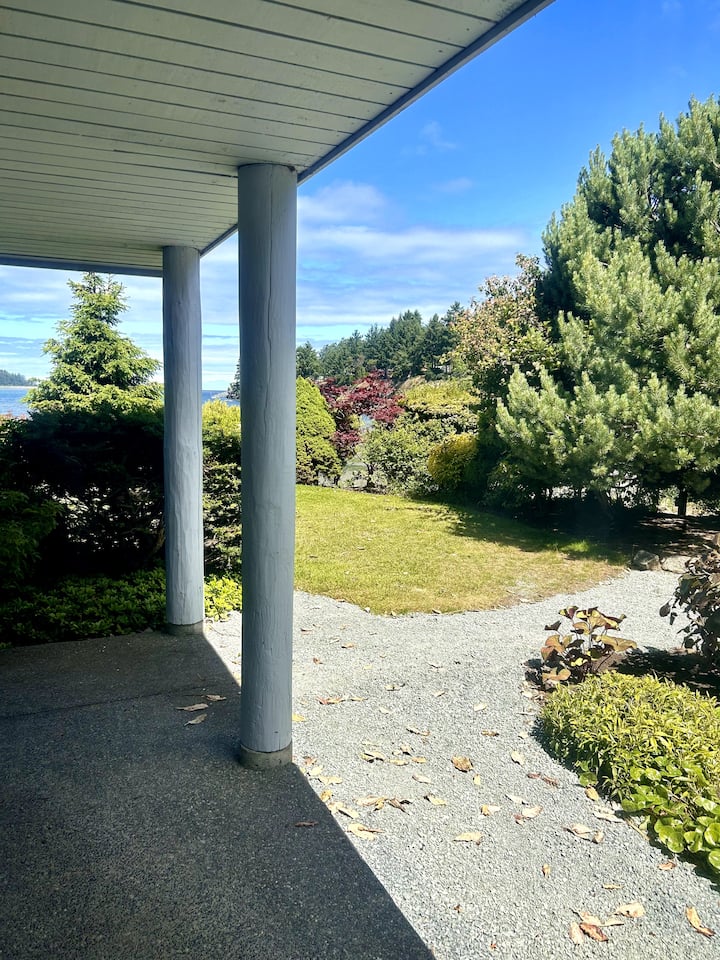 דלתות פטיו מחדר השינה מובילות ישר למרחב הירוק ולאזור החוף, ומובילות גם לאזור הברביקיו ולהשקת הסירה. 