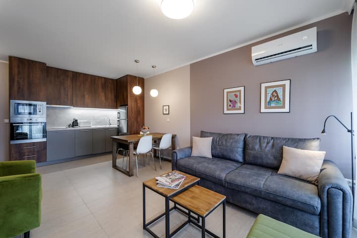 مساحة معيشة مشرقة مفتوحة مع مقاعد مريحة وإضاءة طبيعية.