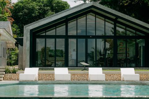 Architect's Vacation Home By The Sea