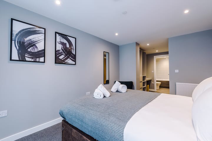 Veliki bračni krevet s vlastitom tuš-kabinom i spremištem za odjeću