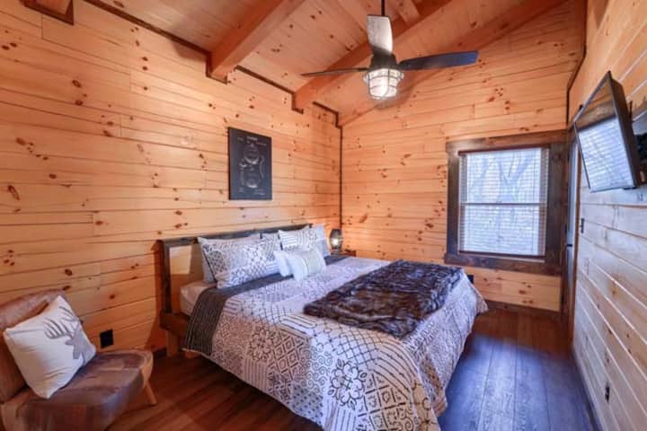 ห้องนอนที่สองระดับทางเข้าพร้อมเตียงคิงไซส์