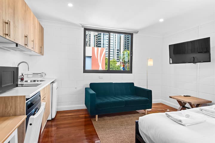 Deluxe Studio W/ Best Location, Queen Bed & Wi-fi - Brisbane