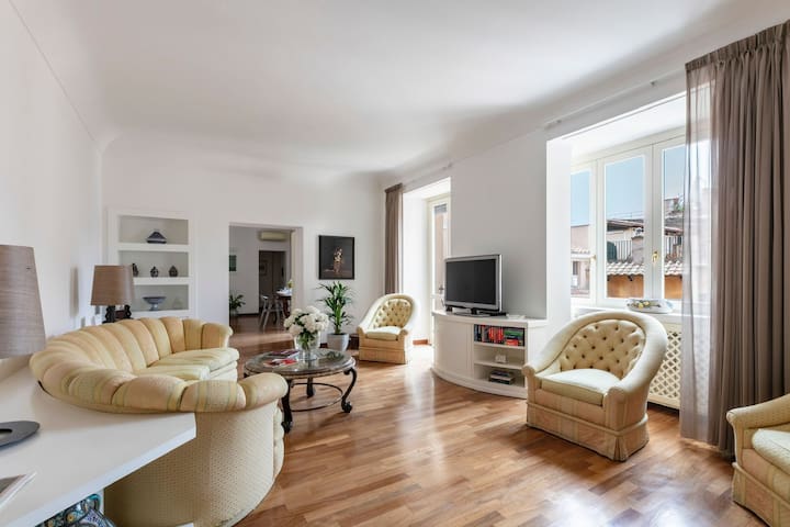Prestigious Apartment in Historic Caetani Palace