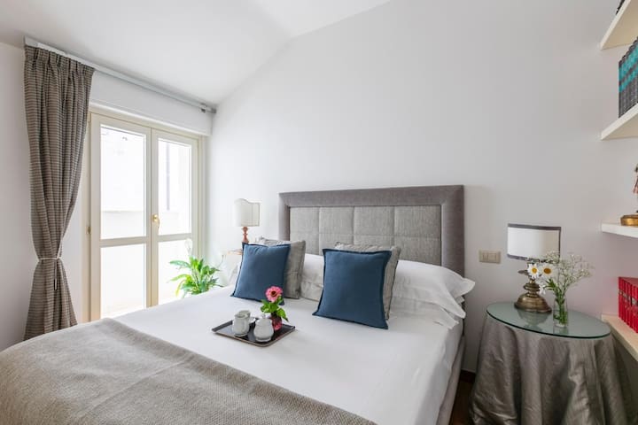 Prestigious Apartment in Historic Caetani Palace gallery image 3