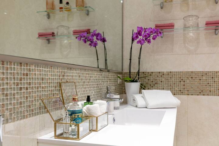 Prestigious Apartment in Historic Caetani Palace gallery image 5