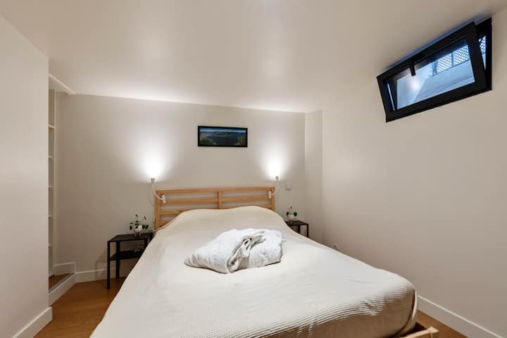 Прилагодливата спална соба со мал прозорец