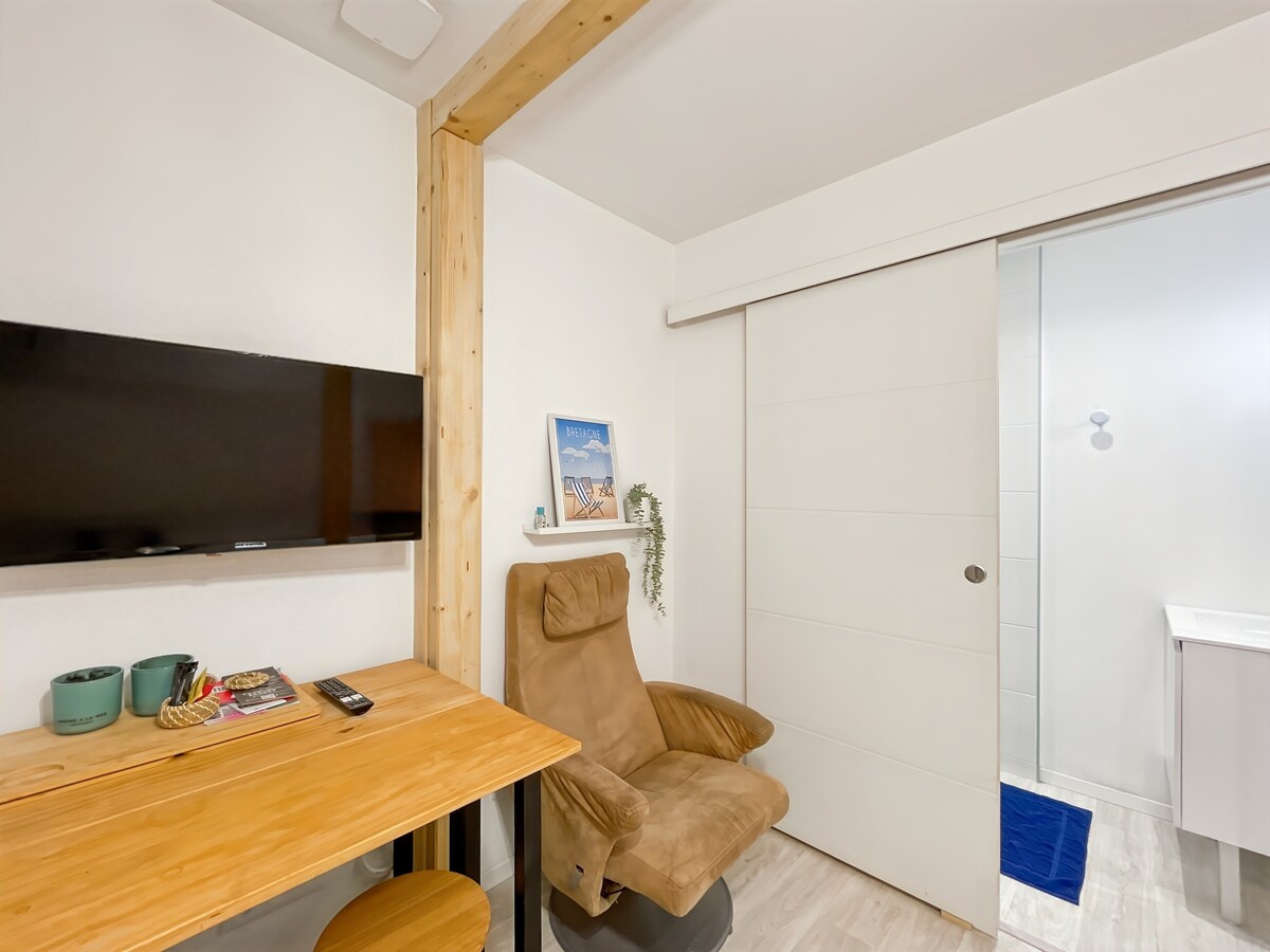 Popular Airbnb listing: Lamirar - Historic Center - Near Station - Quiet in Thabor Saint Hélier Alphonse Guérin