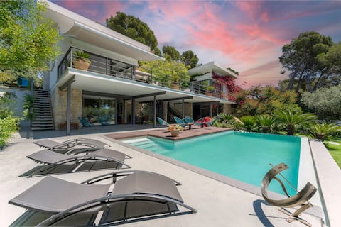 Villa Bougainvillea · Beachfront & Pool · Sea View