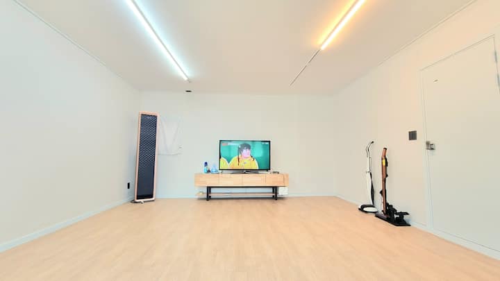 テレビ、エアコン、ソファ、クイーンサイズの折りたたみマットレス2台、扇風機、掃除機