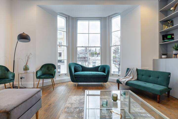 *| Luxury AirCon Triplex House in Famous Chelsea * gallery image 3