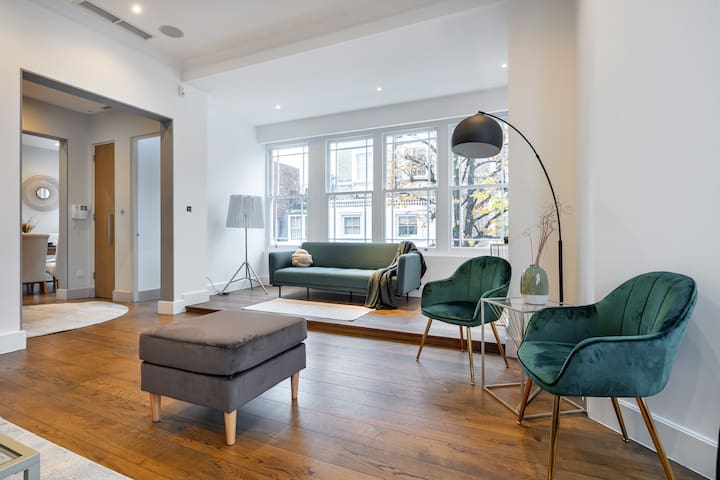 *| Luxury AirCon Triplex House in Famous Chelsea * gallery image 2
