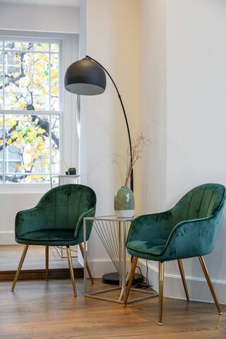 *| Luxury AirCon Triplex House in Famous Chelsea * gallery image 4