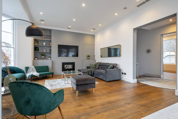 *| Luxury AirCon Triplex House in Famous Chelsea * gallery image 5