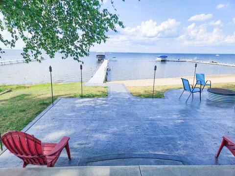 Lakefront living at its best!