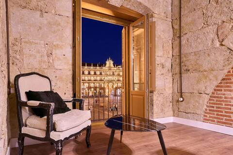 Centrally located apartment with balcony overlooking Plaza Mayor