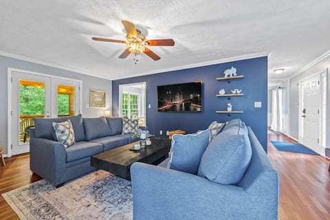 7.7 mi to LakePoint Sports|Near Historic DT|HotTub