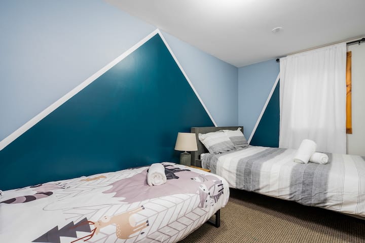 Bračni krevet (160x200) i bračni krevet (200x200) u spavaćoj sobi