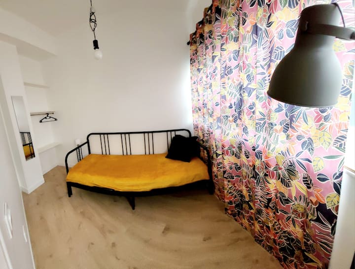 Dhomë gjumi e vogël prej xhami pa dritare me një krevat të zgjatur prej 160 x 200 cm.