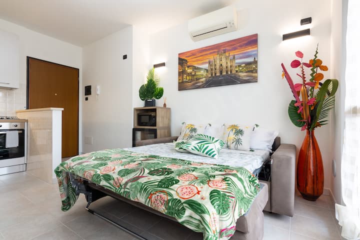 Confortável sofá cama de casal na sala.