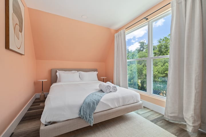 Spavaća soba s bračnim krevetom, noćnim ormarićima i ormarom 