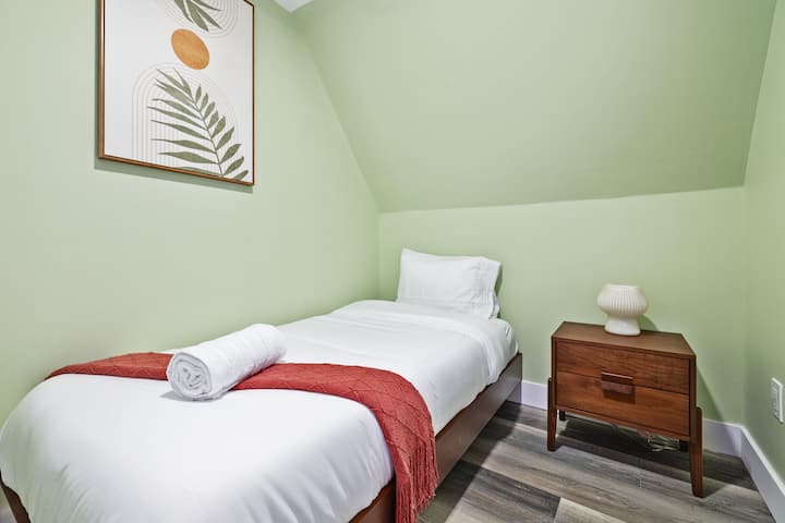 Spavaća soba s dva odvojena kreveta i noćnim ormarićem