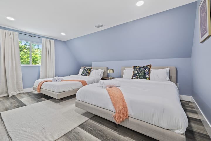 Soba s dva bračna kreveta i Roku TV-om