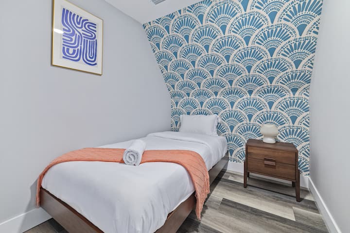 Spavaća soba s dva odvojena kreveta i noćnim ormarićem