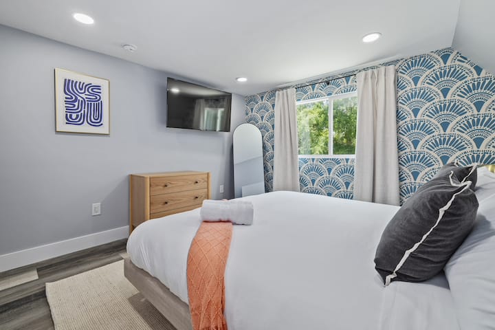 Bračni krevet (180x200) s Roku TV-om