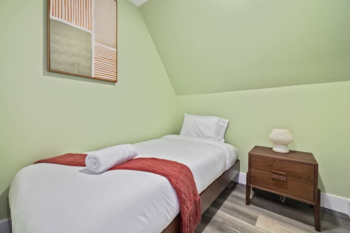 Spavaća soba s dva odvojena kreveta i noćnim ormarićem