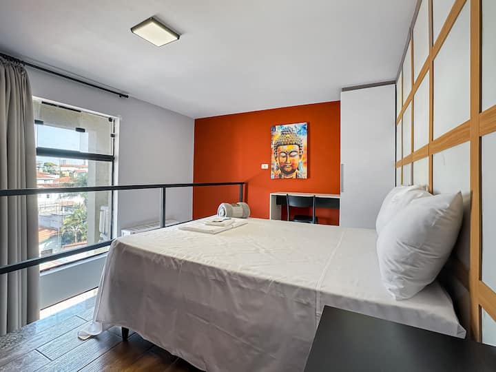 Ნომერი ორადგილიანი საწოლით, თეთრეულით, გარდერობითა და სახლის საოფისე სივრცით. 