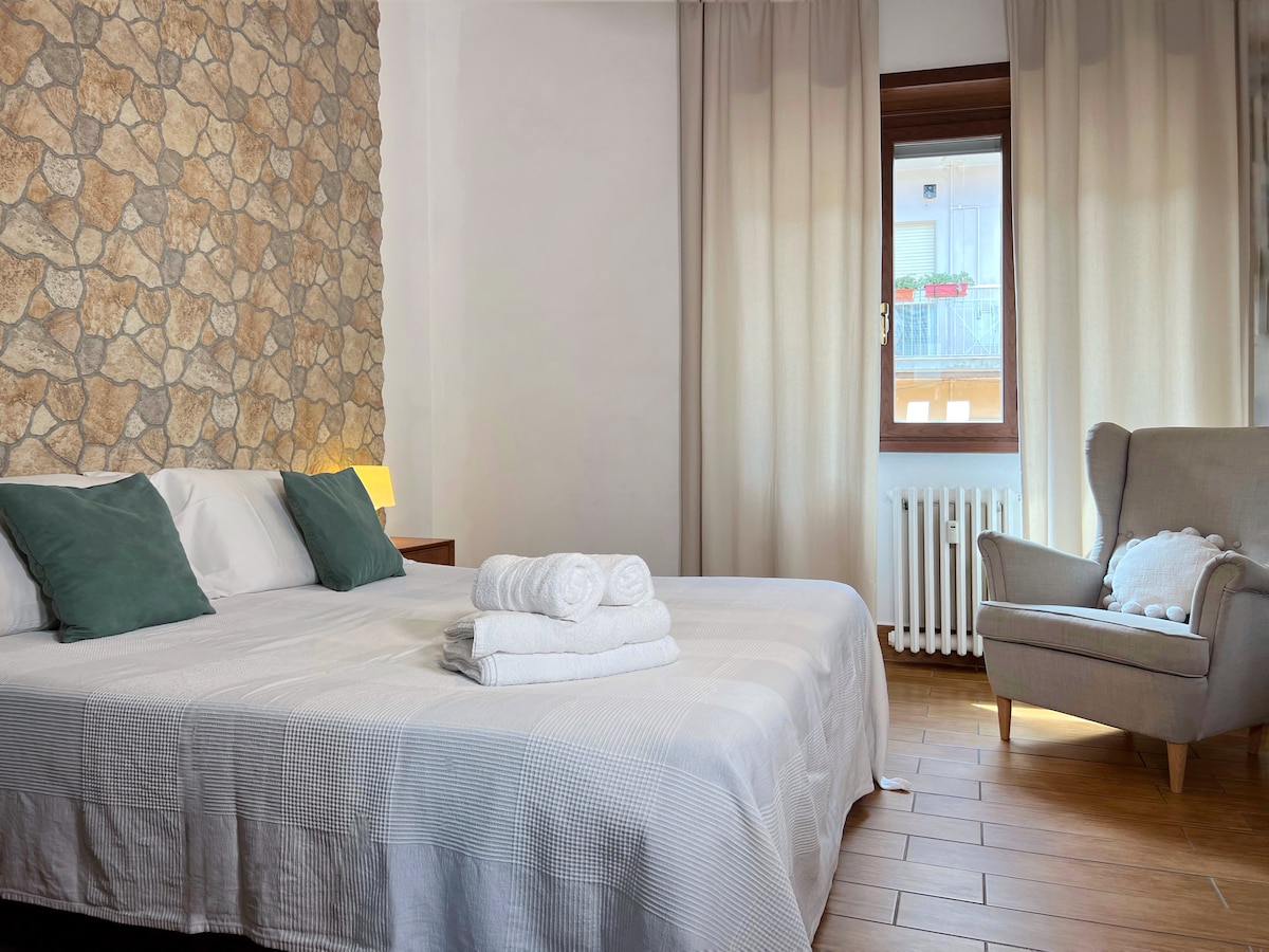 Подробности за романтичната стая.
Приблизително 15 метра с двойно легло, гардероб с патерици, бюро, фотьойл, нощни шкафчета с лампи, климатик. Тиха  и светла обстановка. Големи модерни прозорци и затъмняващи капаци.