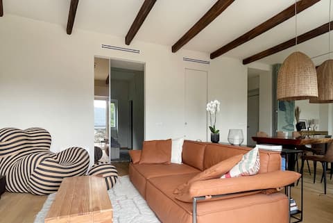 Successful Airbnb property: Boutique apartment with big terrace and lake view in Como