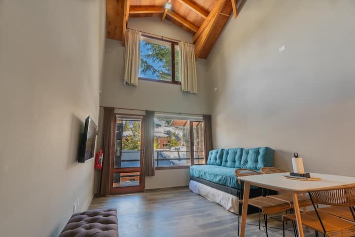 El living es muy luminoso y confortable