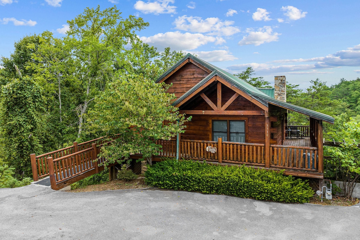 1/2 mile from Parkway in PF. Hot Tub, Pool Table - Cabins for Rent in Pigeon  Forge, Tennessee, United States - Airbnb, image size:1200x800