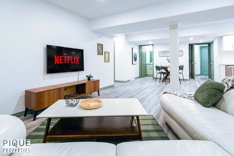 Top Airbnb: Spacious Bright Suite | Sleeps 4 | King Bed | NFLX in Chappelle
