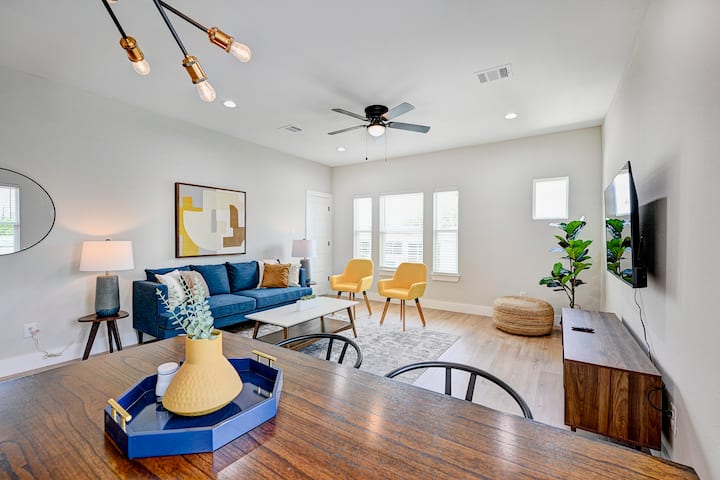 Chic 2br Getaway | Downtown Access, Wifi & Parking - Houston, TX