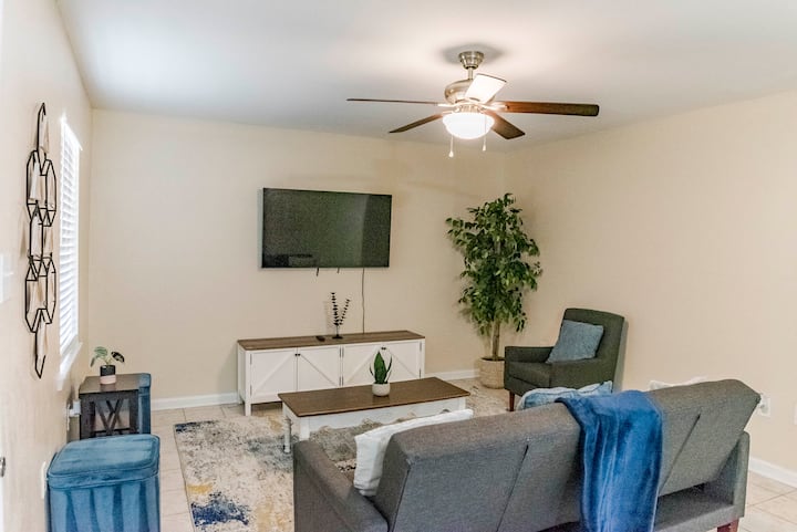 Charming 2br Lake Front Apartment - Gulfport, MS