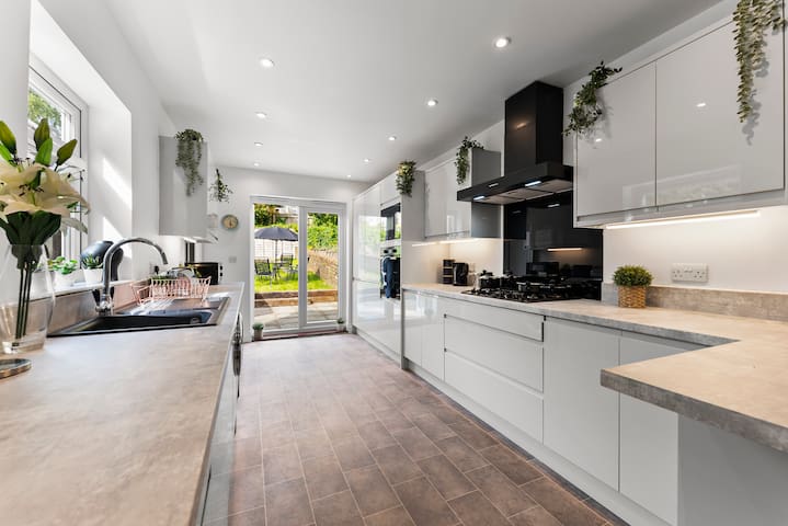 Sleek and Stylish Abode – Parking gallery image 5