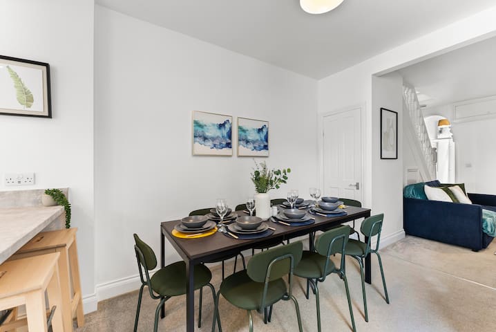 Sleek and Stylish Abode – Parking gallery image 4