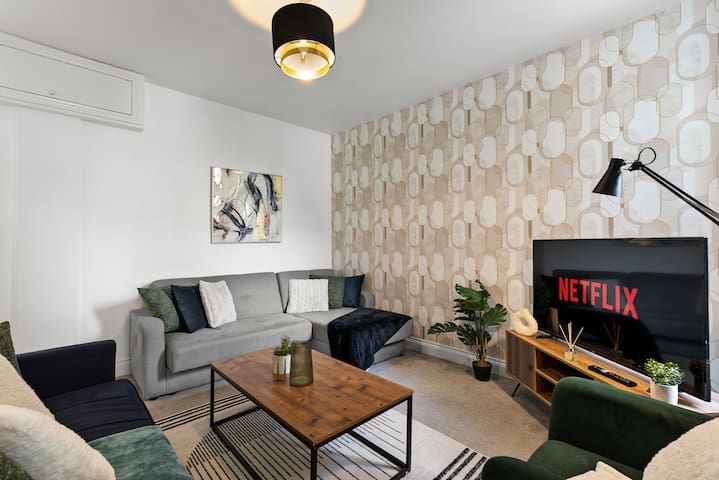 Sleek and Stylish Abode – Parking gallery image 3