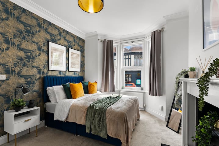 Sleek and Stylish Abode – Parking gallery image 2