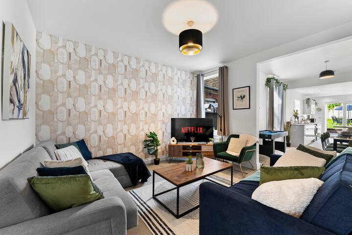 Sleek and Stylish Abode – Parking