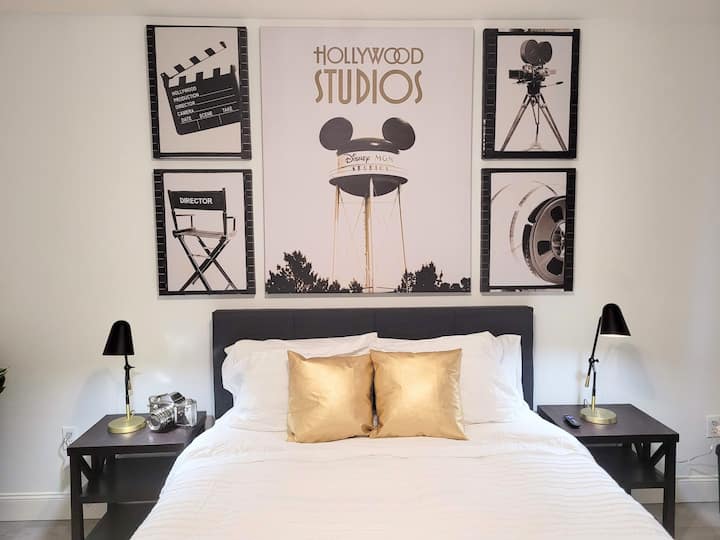 מיטת קווין סייז עם טלוויזיה 50 אינץ' עם מסך שטוח. עיצוב בסגנון אולפני הוליווד. 
כולל שולחן וכיסא