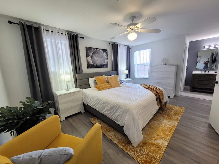 מיטת קינג סייז, פינת ישיבה, חדר רחצה צמוד 
בעיצוב של אפקוט