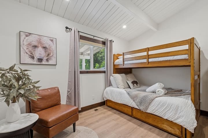 Note: Bedding linen color and pillow arrangement may vary depending on cleaning cycle. 