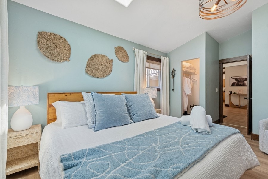 Note: Bedding linen color and pillow arrangement may vary depending on cleaning cycle. 